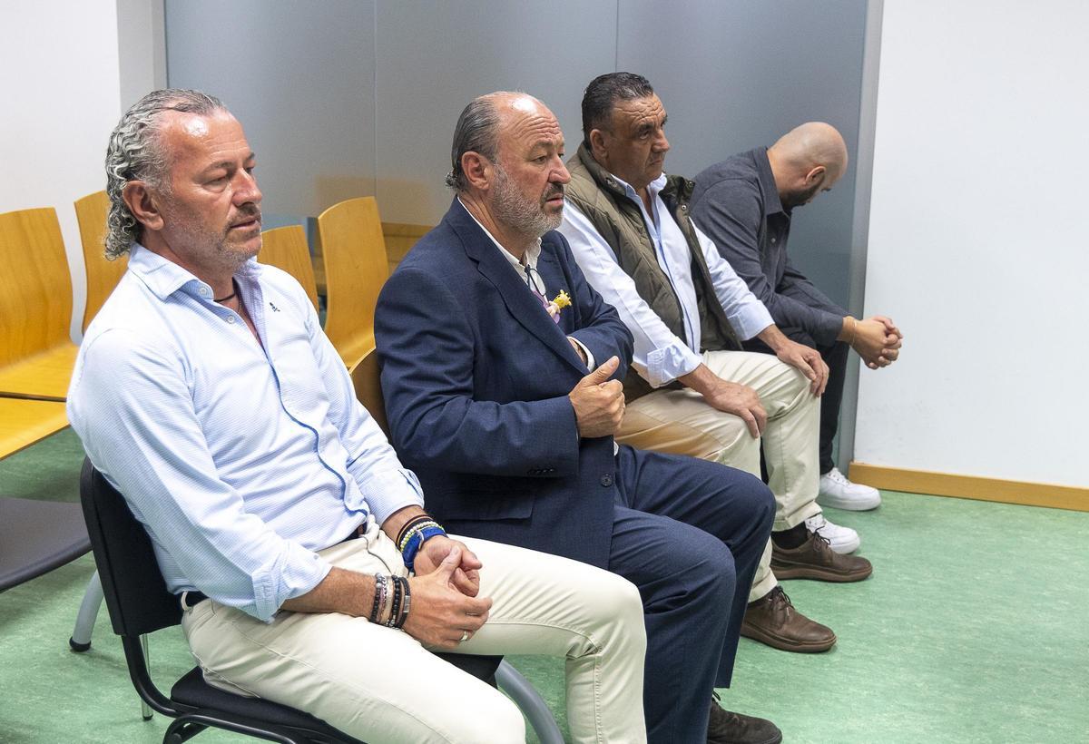 De izquierda a derecha, los hermanos Juan Carlos y Luis Castillo, y los empresarios que compraron el hotel.