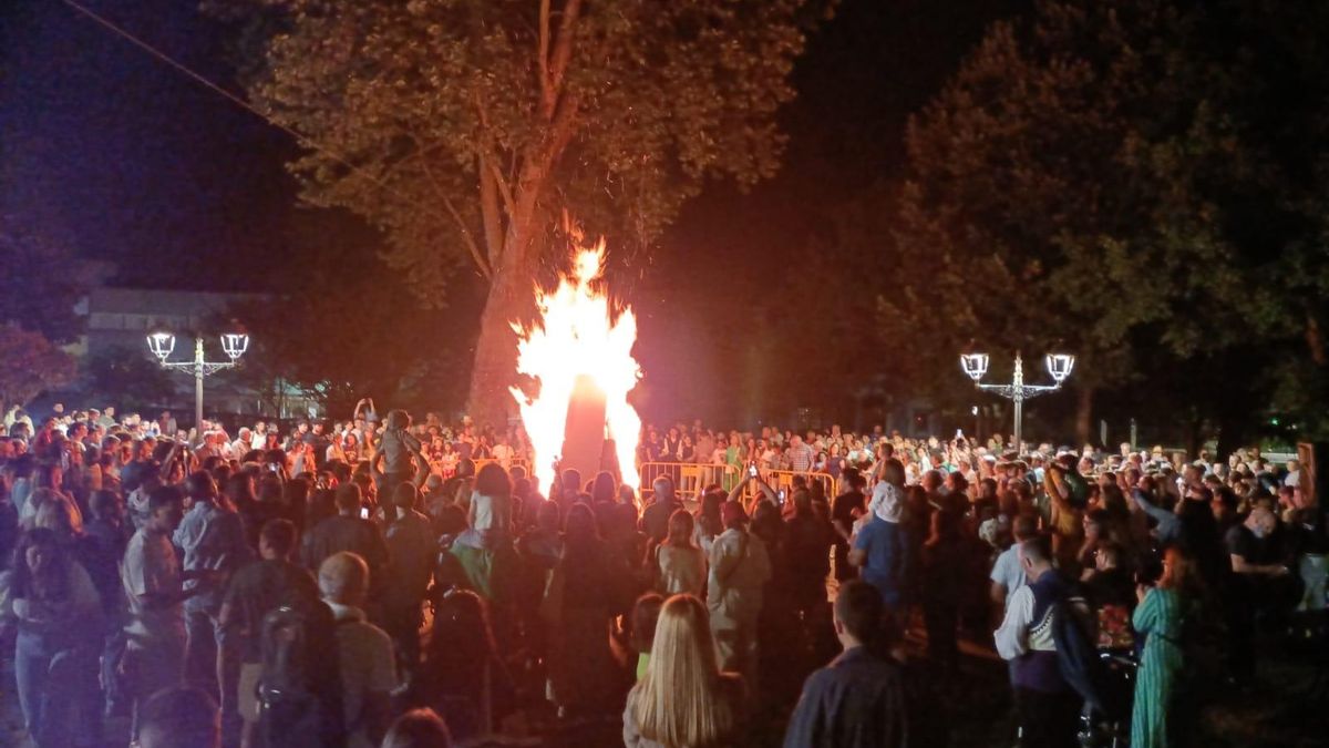 Público en torno en la hoguera de San Juan, en el parque de Arriba, en Grado.