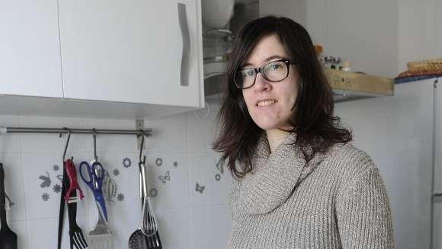 Olalla Conde, en la cocina del piso de Down Coruña. / carlos pardellas