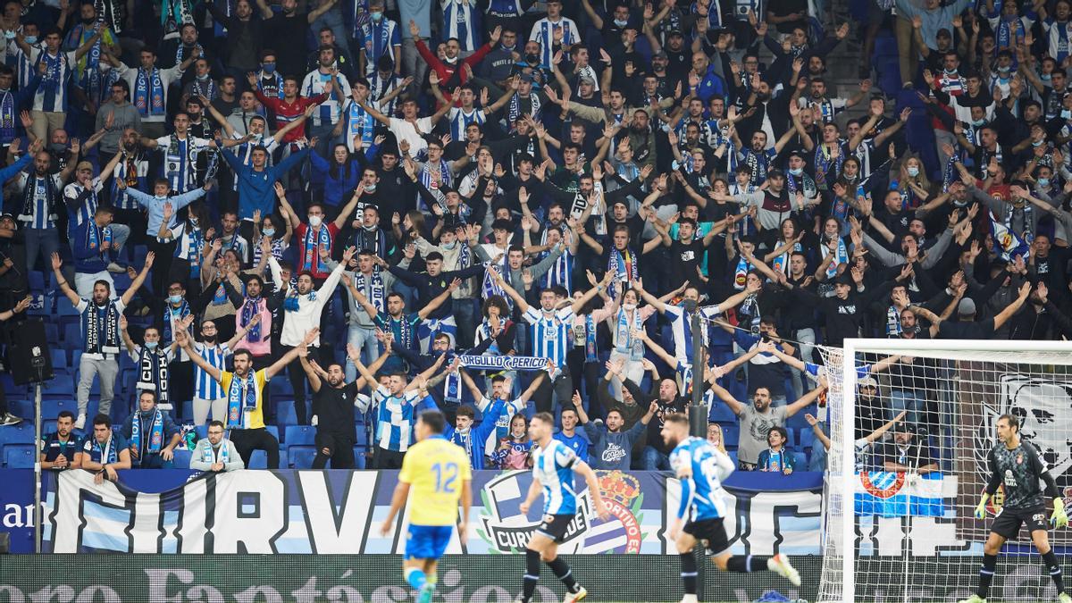 Los hinchas del Espanyol animan a su equipo en el primer partido con aforo completo permitido.