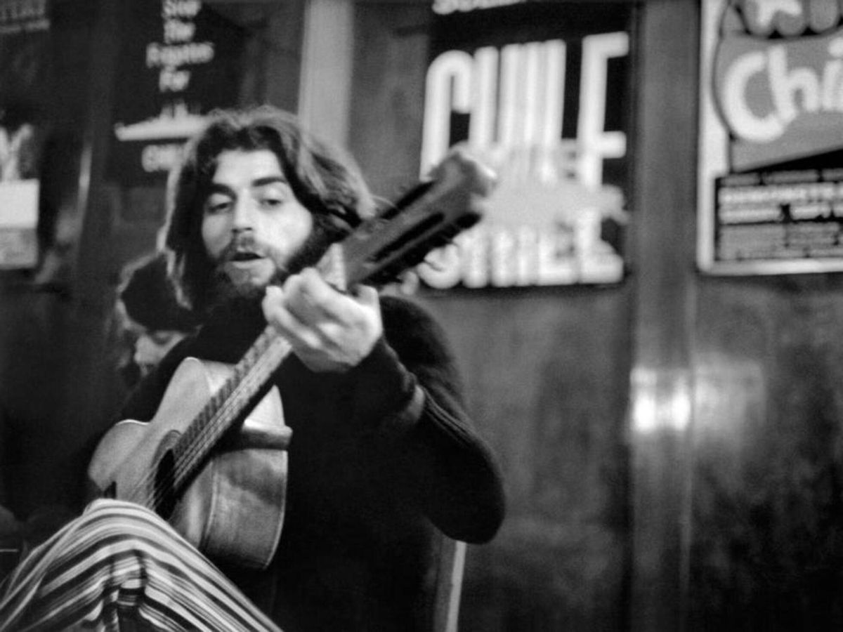 Joaquín Sabina, durante el exilio en Londres, en 1975
