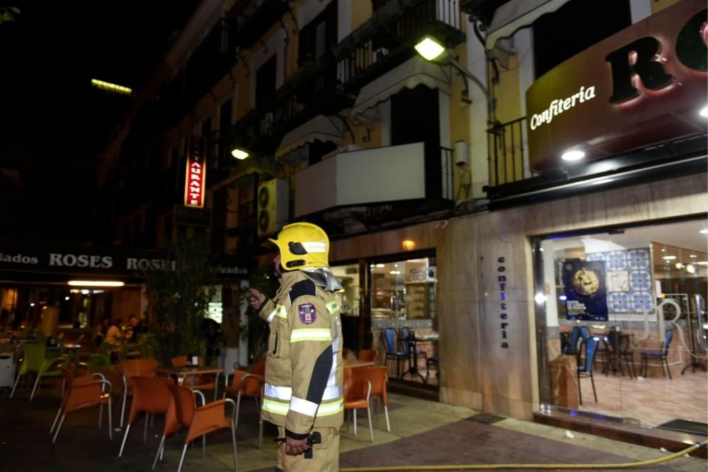 Incendio en un edificio de la plaza Camachos de Murcia