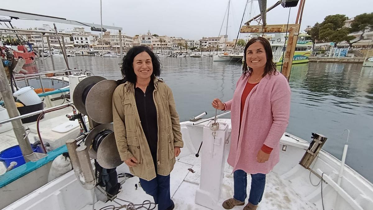 Las hermanas en su embarcación en Cala Rajada.