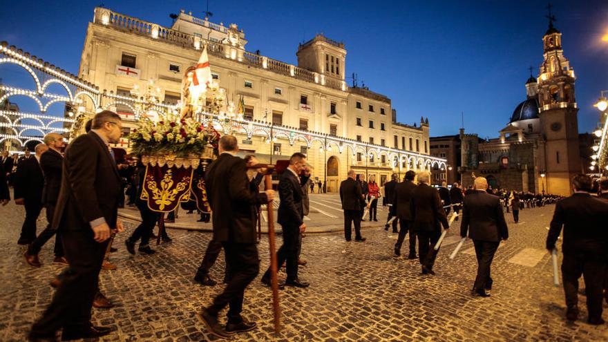 La imagen de &quot;El Xicotet&quot; a la entrada a la plaza de España