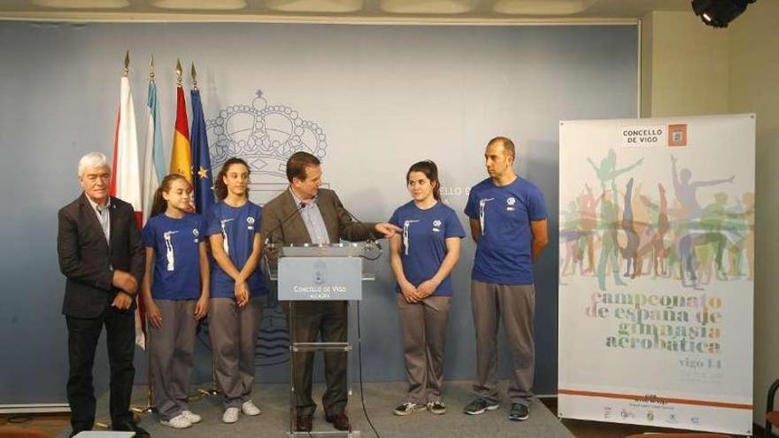 El alcalde, durante la presentación, con uno de los tríos femeninos que compiten en el torneo.