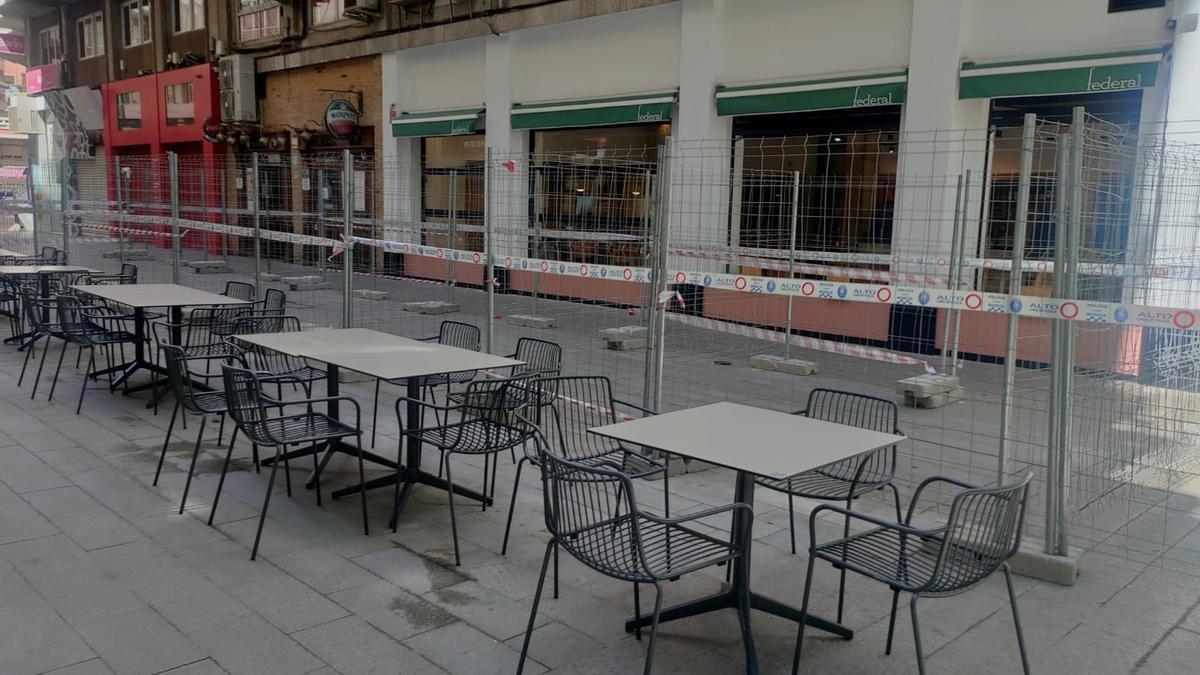 Vallado perimetral en la calle Pérez Casas, en el centro de Murcia.