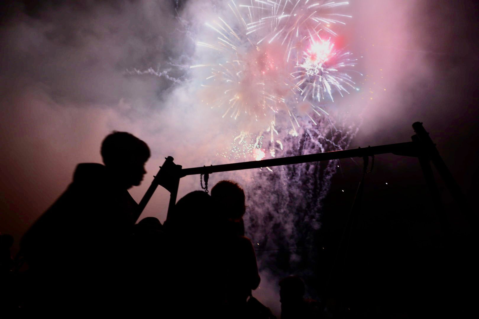 EN IMÁGENES: Así se vivieron unos fuegos de San Mateo bajo la lluvia en Oviedo