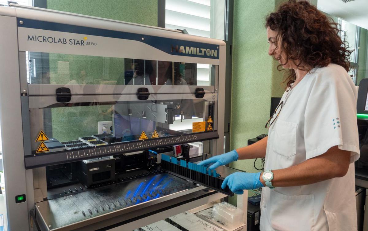 Una imagen del laboratorio de Genética del hospital de Son Espases. | AGUSTÍN MARTÍNEZ/HUSE