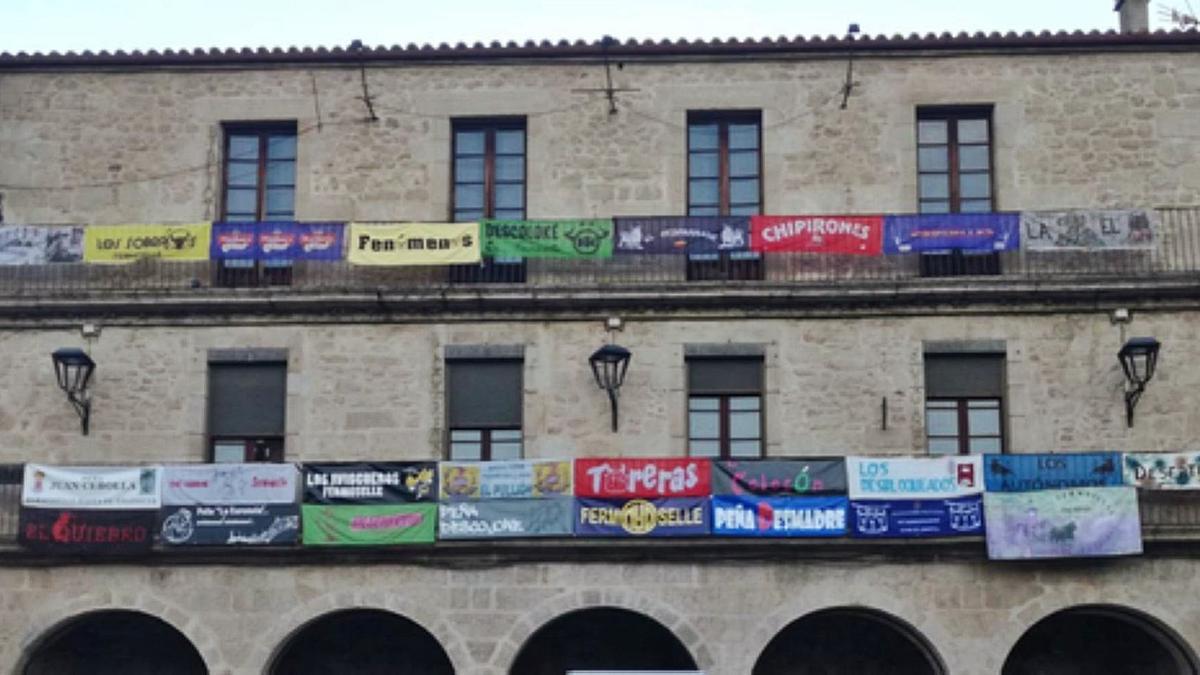 Pancartas de las peñas en la fachada del edificio municipal en la Plaza Mayor de Fermoselle. | Cedidas