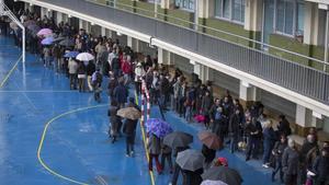 Colas para votar en La Salle de Gràcia el 9 de noviembre del 2014.