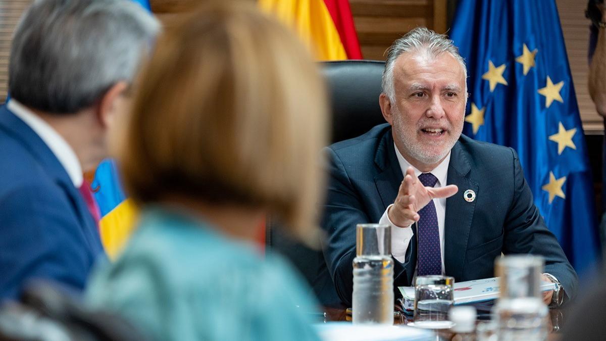 Román Rodríguez y Noemía Santana (de espaldas) observan a Ángel Víctor Torres en el Consejo de Gobierno de este jueves.jpg