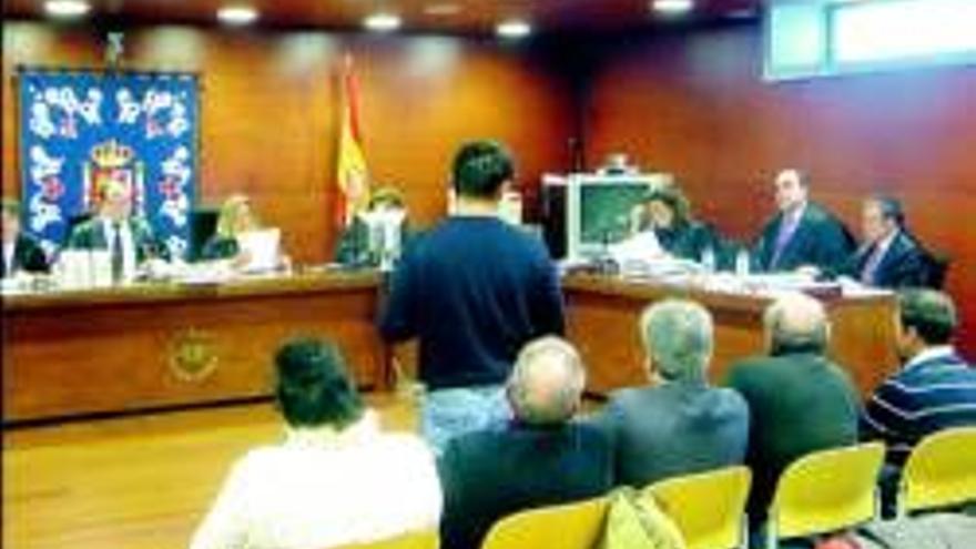 Los acusados de estafar a 19 empresas culpan al implicado que murió