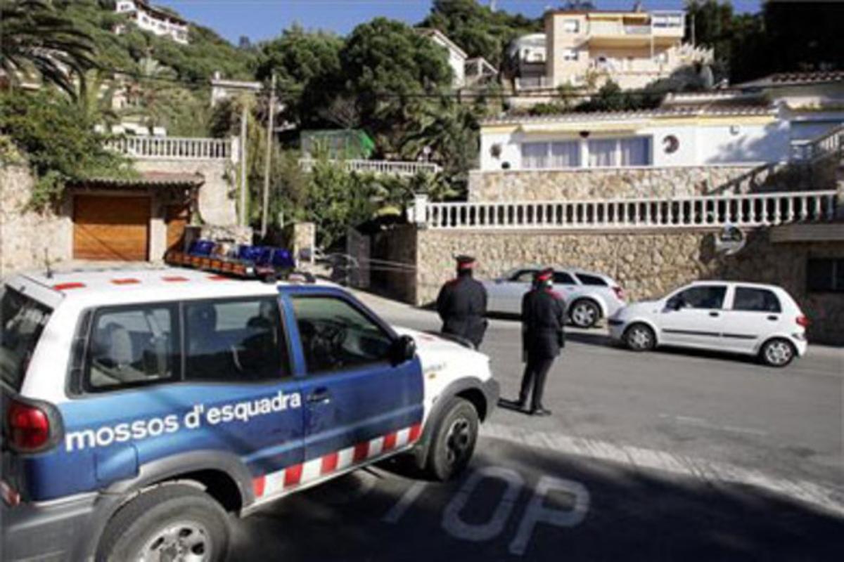 Uns mossos vigilen la casa de l’empresari alemany assassinat, el 29 de desembre del 2004. Uns mossos vigilen la casa de l’empresari alemany assassinat, el 29 de desembre del 2004.