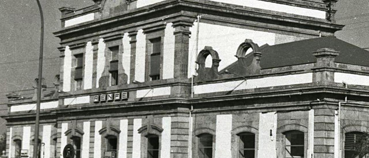 Estación ferroviaria de Avilés a comienzos de los años ochenta.