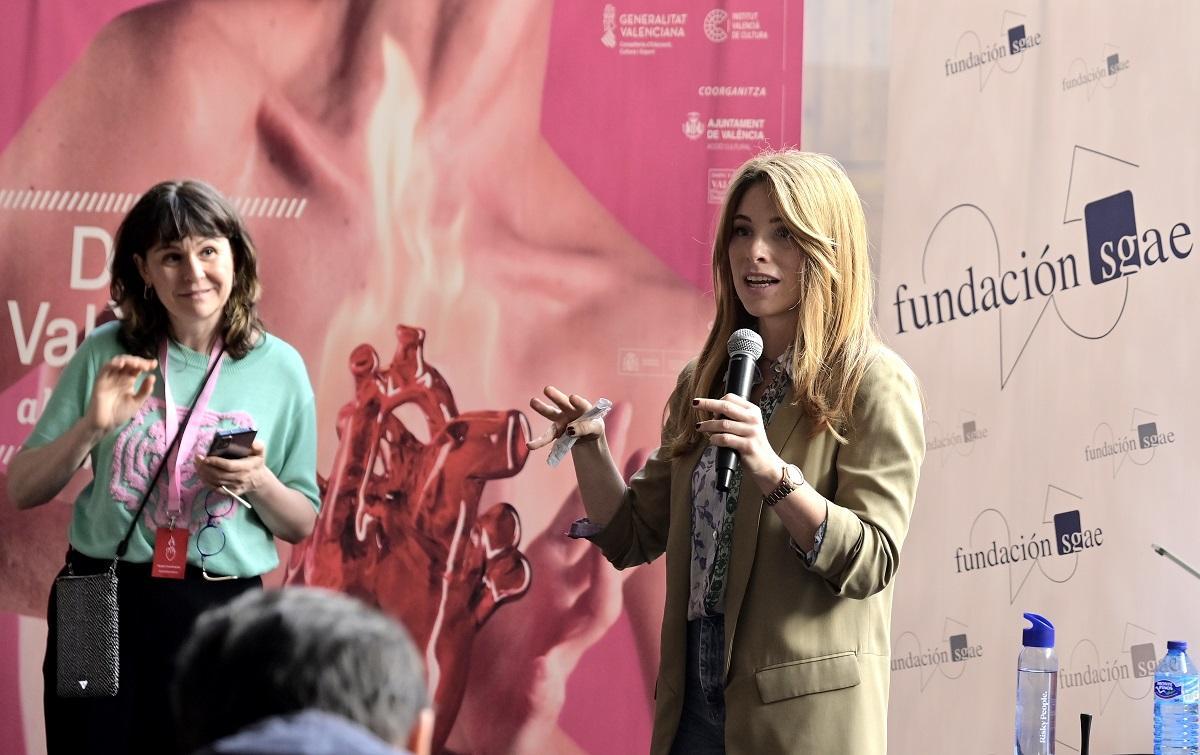 María José Mora (derecha), directora artística del festival de danza contemporánea Dansa València, durante una de las sesiones de la actividad 'Pitch &amp; Match, rueda de presentación de proyectos'.