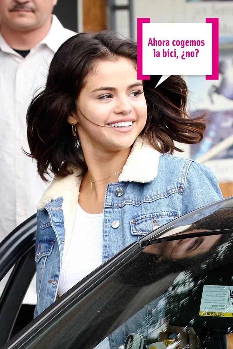 Selena Gomez antes de meterse en el coche de su amiga