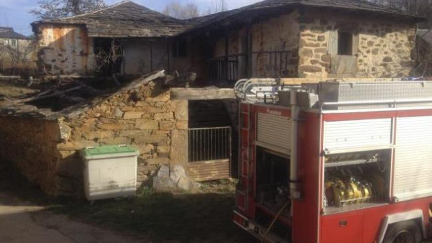 Los bomberos sofocan un incendio forestal en Lubián y otro en una casa de Valdespino