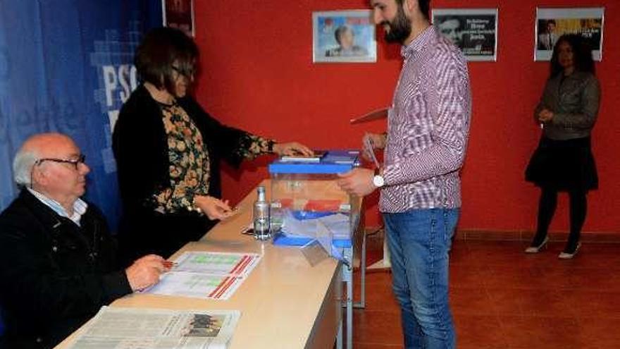 Hugo Fandiño votando el domingo, con la candidata al fondo. // G.N.