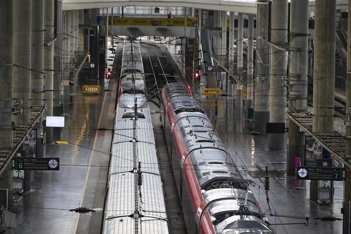 Trenes en los andenes durante la huelga ferroviaria en la estación de Atocha.