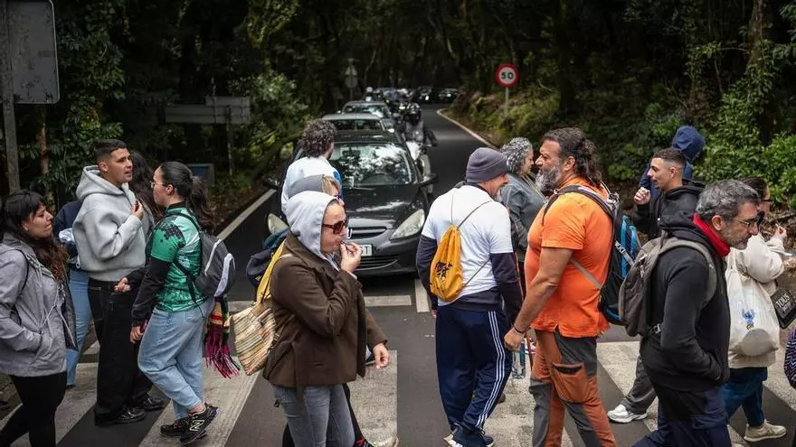Vecinos de Anaga toman los pasos de peatones de Cruz del Carmen