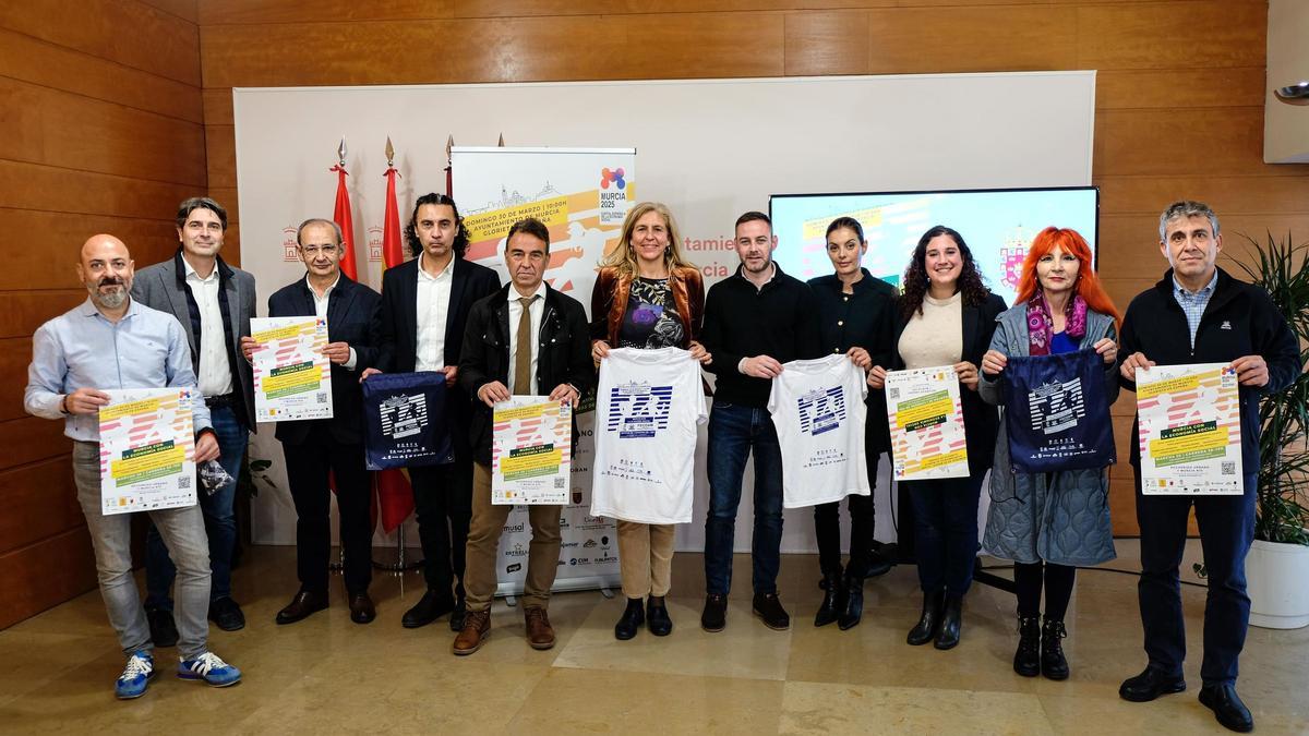 Las entidades de economía social y representantes institucionales, durante la presentación de la carrera.