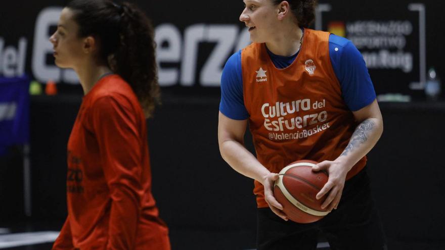 Alina Iagupova, durante el entrenamiento de ayer en la Fonteta. | JM LÓPEZ