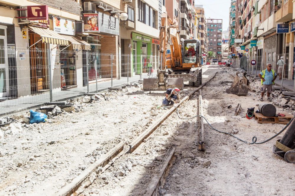 Las obras en la calle Pintor Gisbert sacan a la luz las antiguas vías del tranvía