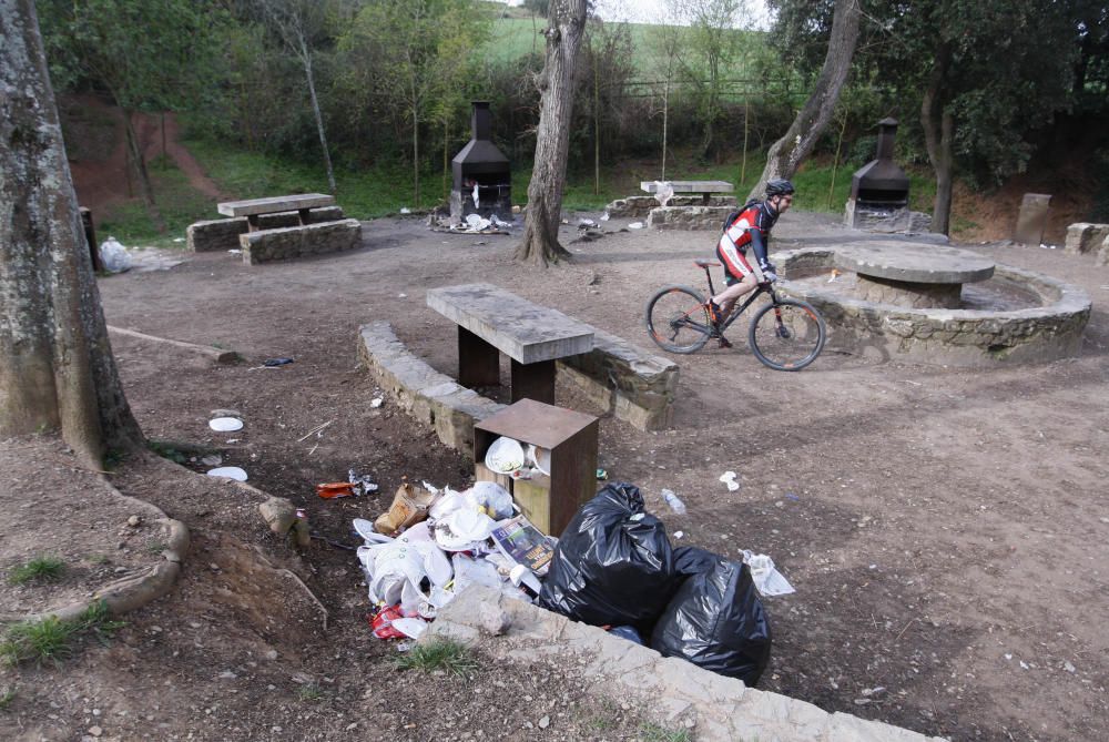 Deixalles escampades per la zona de la font del Ferro, a Sant Daniel