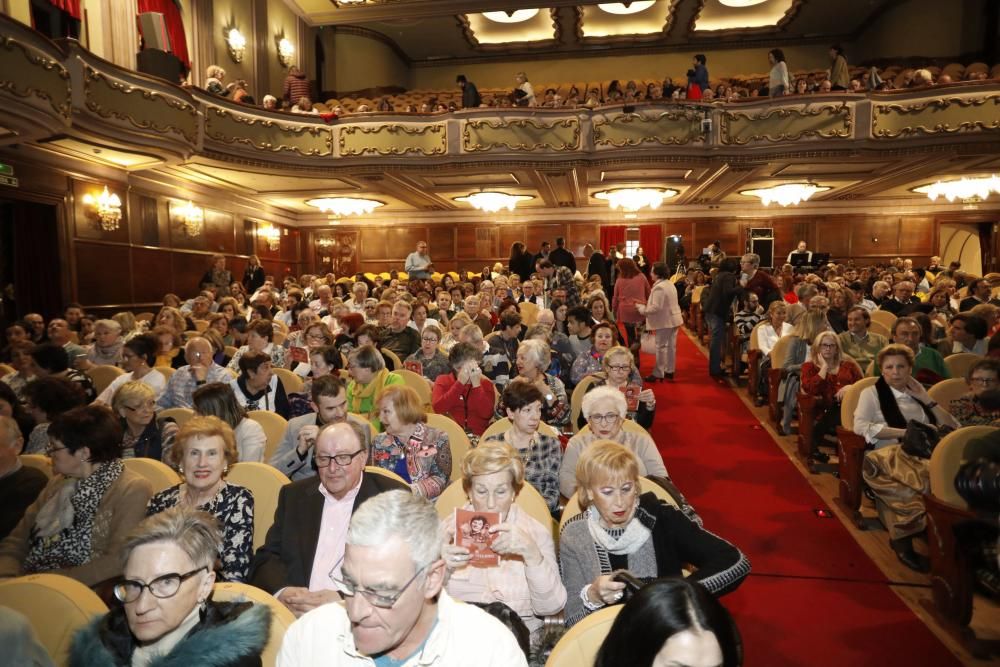 Corín Tellado emociona en el teatro Jovellanos