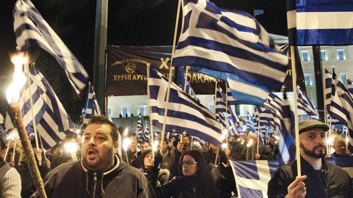 Simpatizantes de Amanecer Dorado en una manifestación de Grecia.