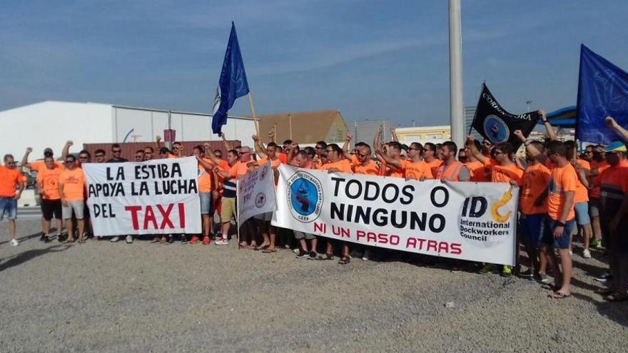 Los estibadores apoyan la lucha del taxi en Castellón