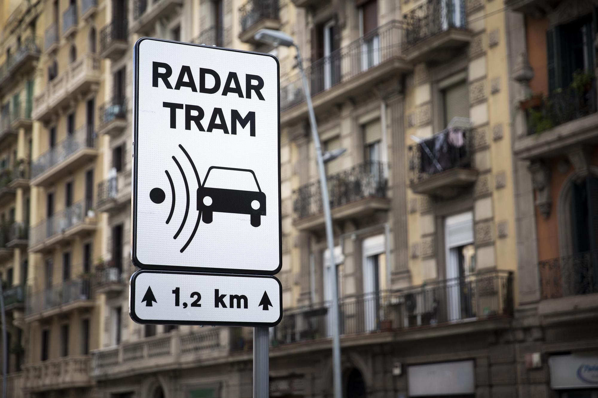 Un cartel que avisa de la presencia de un radar en Barcelona.