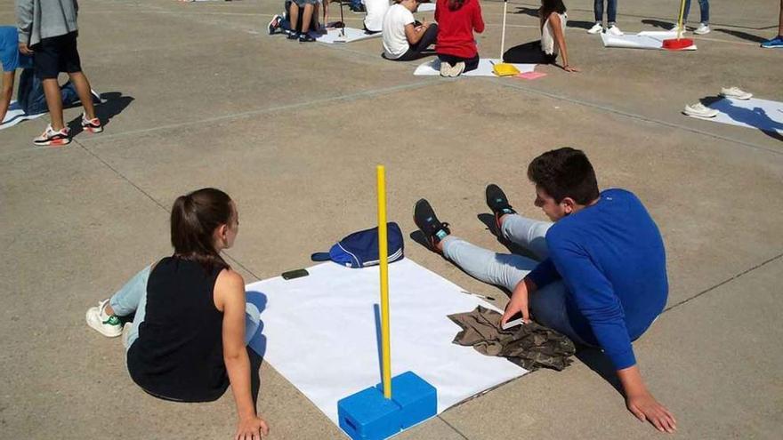 La actividad se ha realizado fuera de las aulas, en el patio del colegio.