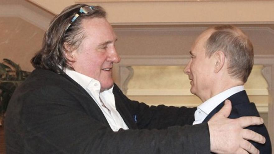 Putin entrega a Gerard Depardieu el pasaporte ruso