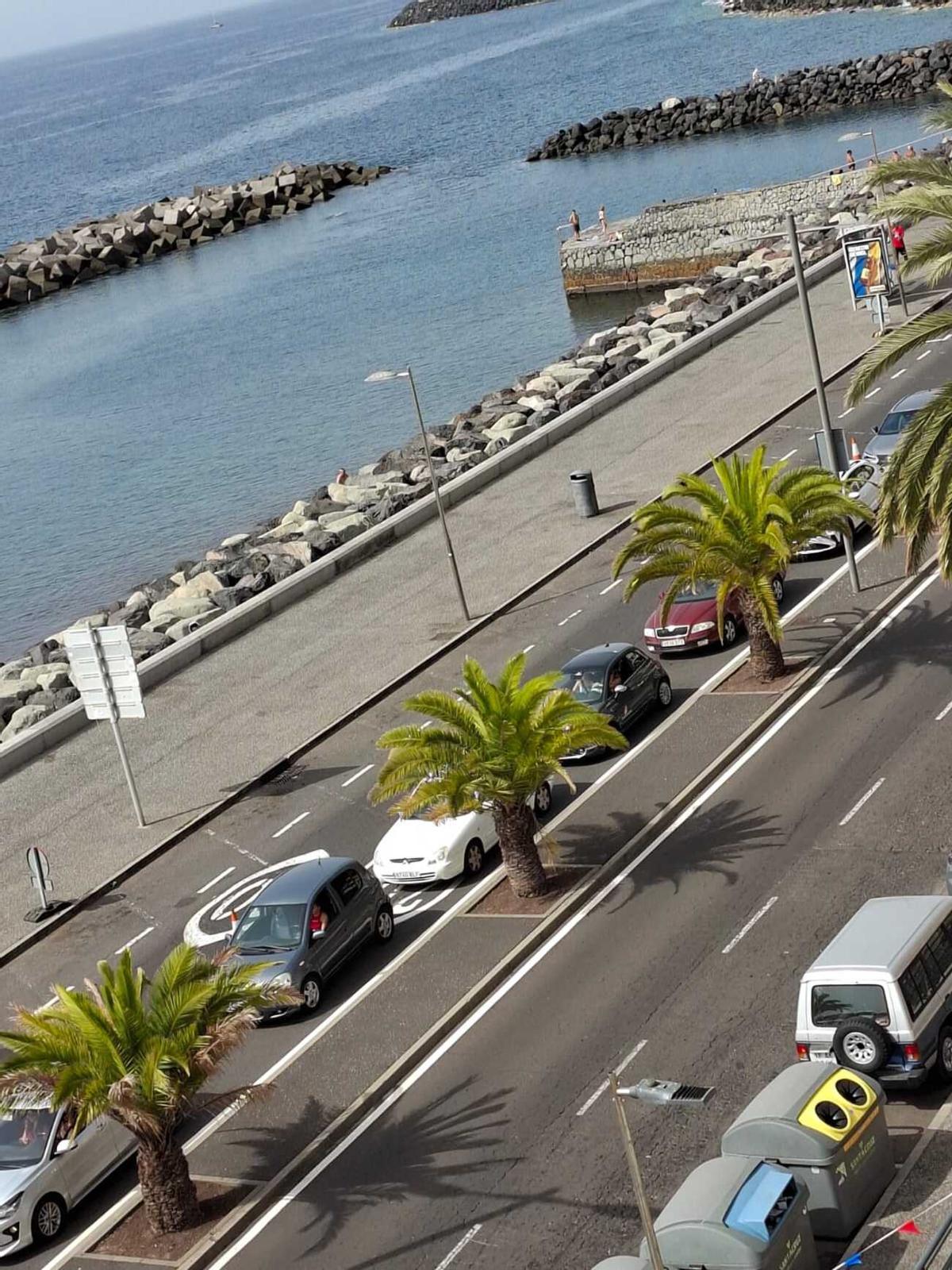 Colas por el carril bus en la playa de Las Teresitas