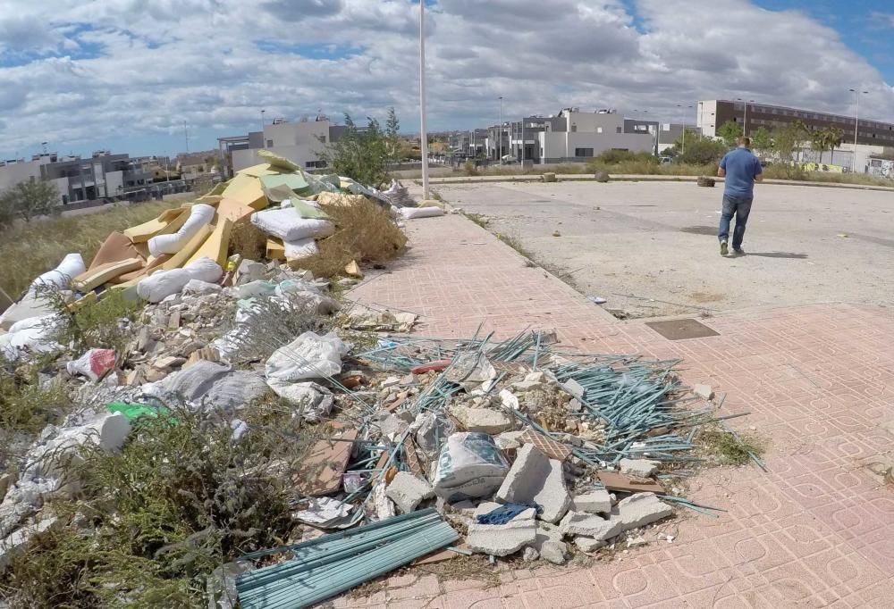 Vecinos de Altos del Sol en Torrevieja asumen la limpieza de viales y parques que son públicos