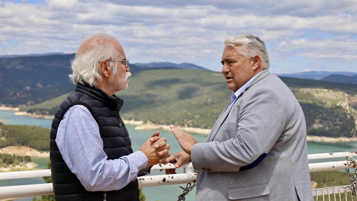 El diputado de Turismi, Pedro Cuesta (derecha) junto al alcalde de Benagéber, Rafael Darijo.