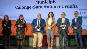 De izquierda derecha, La escritora Carme Riera, la consellera de cultura Natàlia Garriga, el alcalde de Calonge-Sant Antoni, Jordi Soler; la presidenta del parlament, Anna Erra; el alcalde de Urueña, Francisco Rodríguez. y el presidente del Gremi deEditors, Patrici Tixis.