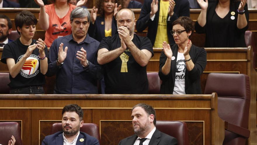 Los diputados de ERC aplauden a Junqueras en el Congreso.