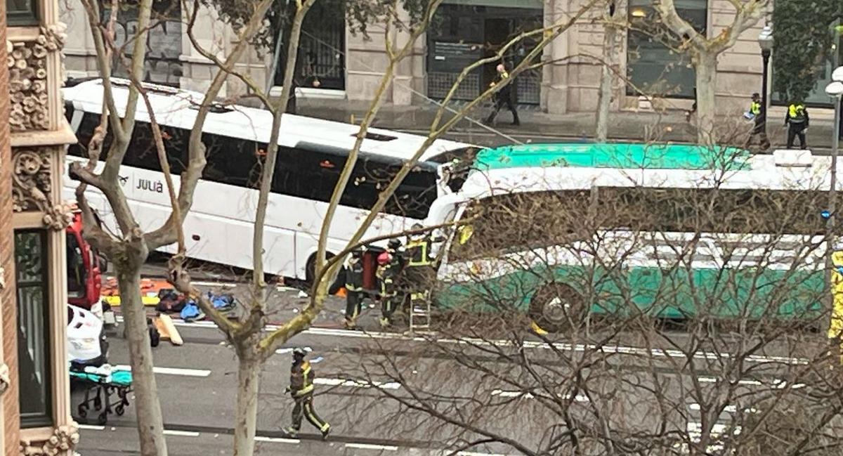 Més de 30 ferits en una col·lisió entre dos autocars a l’avinguda Diagonal de Barcelona