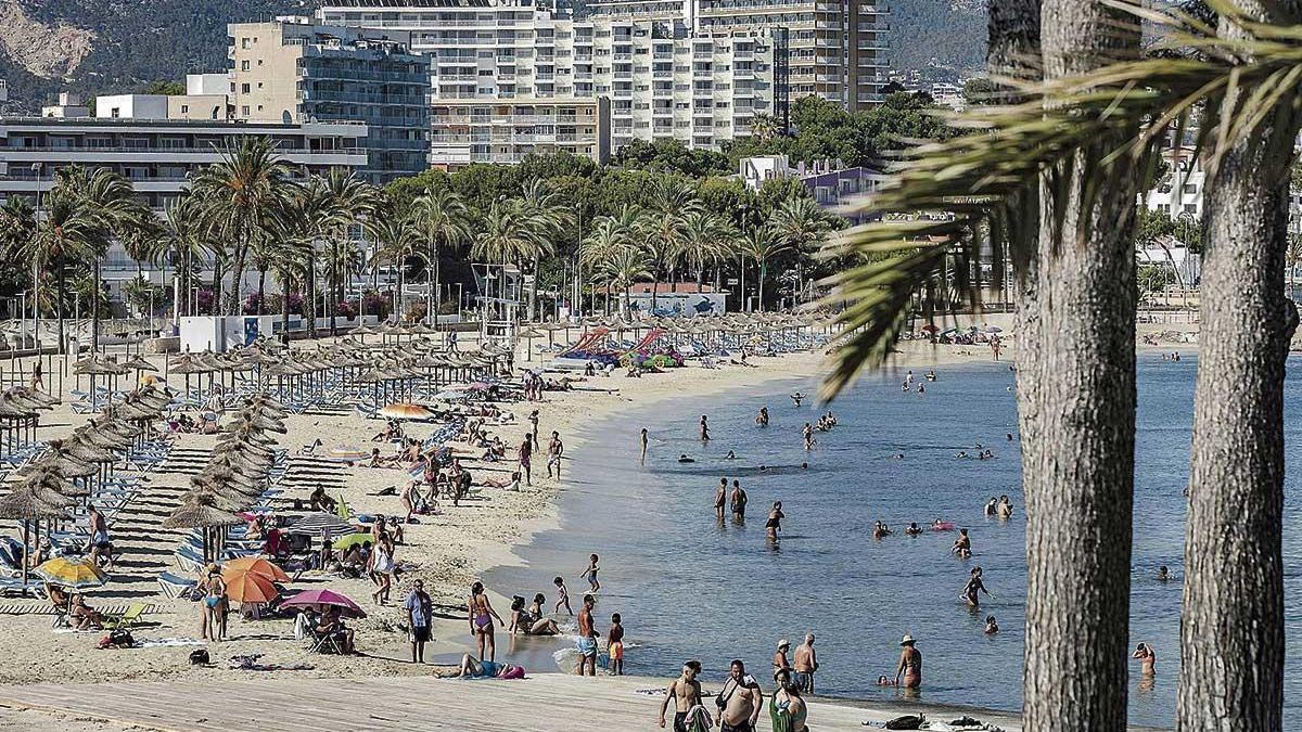 Imagen de hace unos días de la playa de Magaluf, una de las zonas turísticas que sufren su verano más atípico.