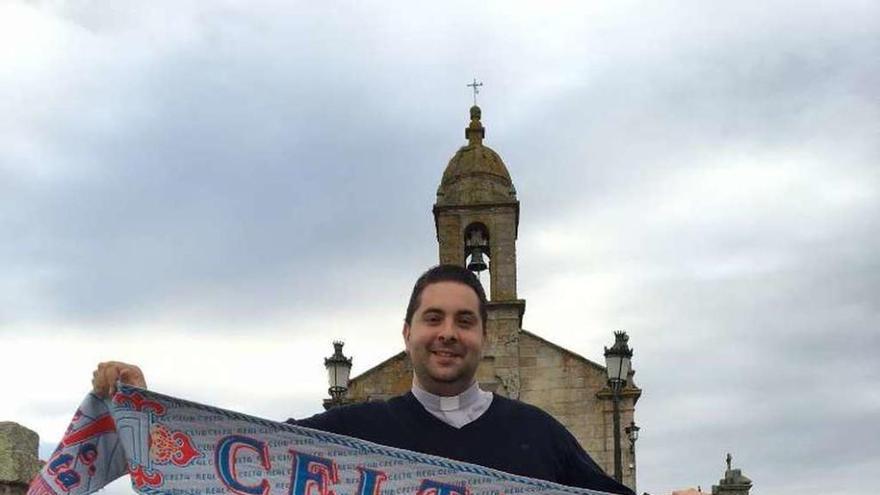 El cura Juan Ventura, ante su iglesia con la bufanda del Celta. // Muñiz