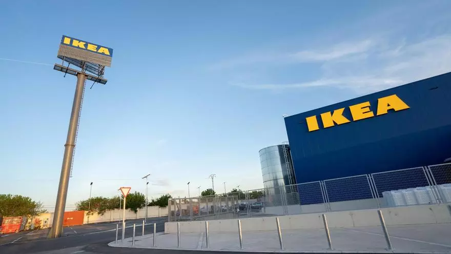 Ikea trae de vuelta su cabecero de madera que fue número 1 en ventas por su precio y facilidad de montaje