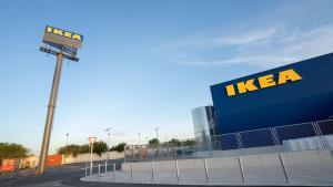 El ingenioso invento de Ikea para que los abrigos ya no ocupen espacio en el armario