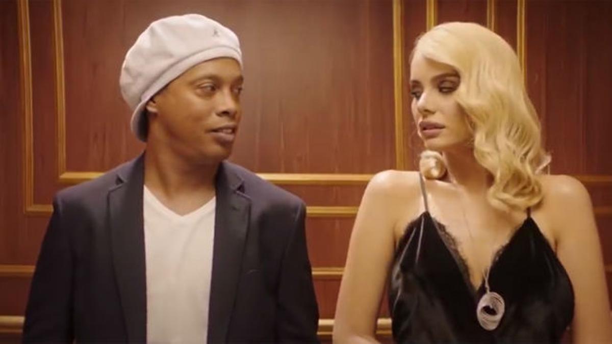 El surrealista anuncio de Ronaldinho y una modelo serbia en un ascensor