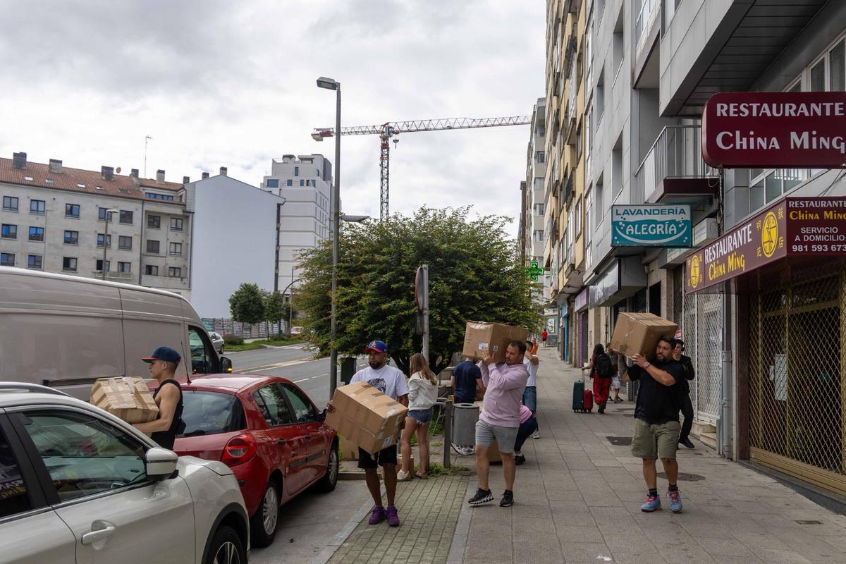 Voluntarios cargan los suministros recolectados en furgonetas