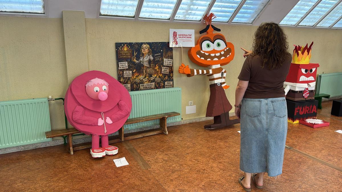 Ninots reivindicativos para la hoguera del colegio Gloria Fuertes