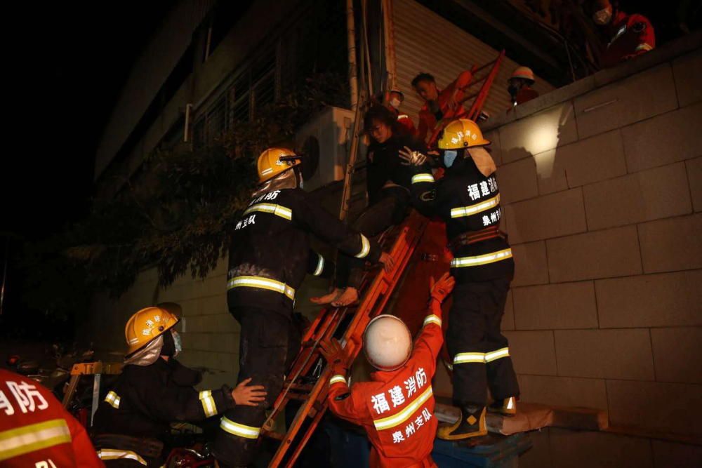 Al menos 4 muertos en el derrumbe de un hotel en China