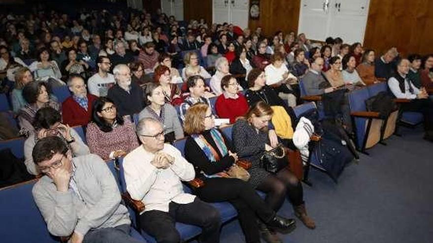 Asistentes al Foro de Espiritualidad, con &quot;Gopala&quot; (2º izq.). //A.Villar