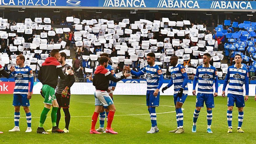 Los futbolistas del Deportivo saludan a los aficionados antes del último partido contra el Lugo en Riazor.